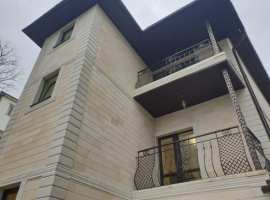 Дом находится в самом центре города. В пешей доступности школа,...