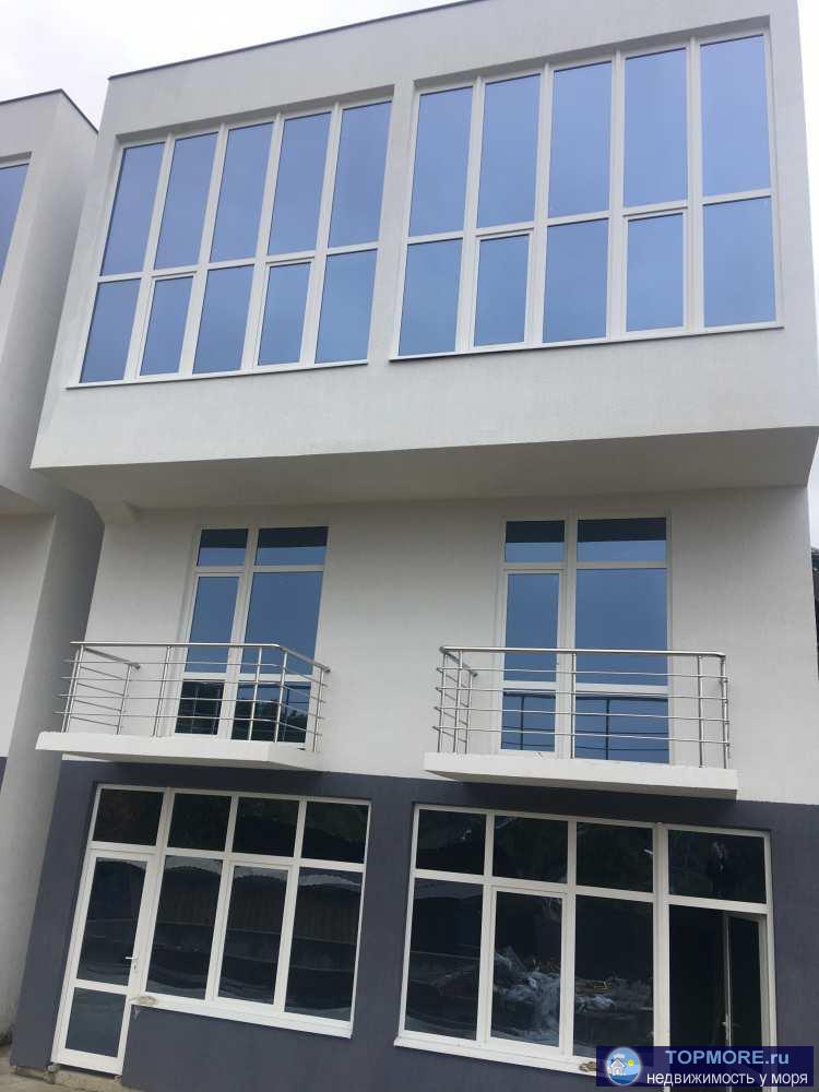 Новый таунхаус, заведены газ, свет, вода, панарамное остекление, балконы,  на ровном участке с видом на горы,...