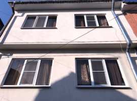 В центре Сочи , по соседству парк 