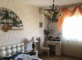 Хорошая просторная квартира, с большой лоджией. Расположена в...