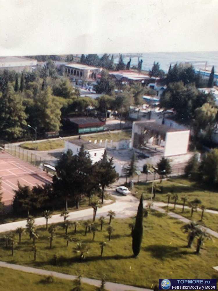 Продается земельный участок,зона ОЦ в аренде на 49 лет,есть строение в собственности(бывший кинотеатр Дружба).до моря...