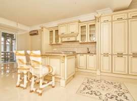 
	Двухуровневые апартаменты с дизайнерским ремонтом в комплексе на...