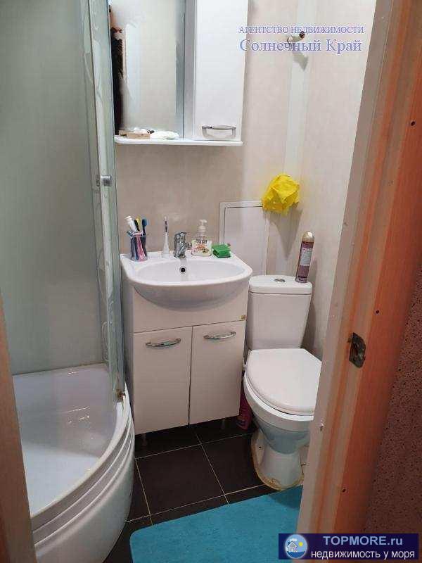 Продается 2-х комнатная квартира в Анапе, на 4 этаже 5-этажного дома. Центральное отопление. Большая лоджия. Хороший... - 2