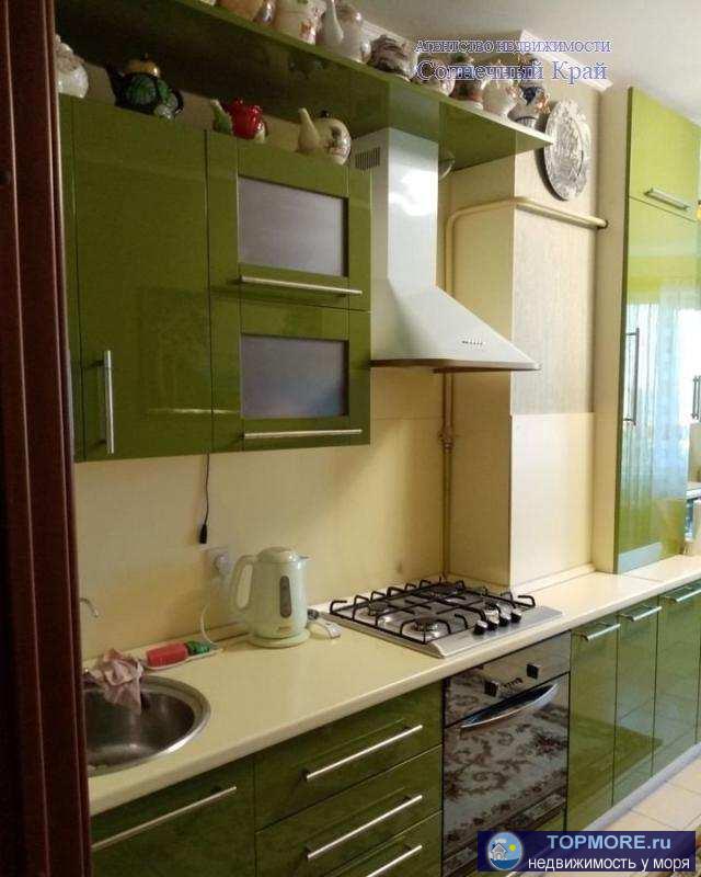 Продаётся 3-х комнатная квартира в Анапе, 100 кв.м., индивидуальное газовое отопление, 2 лоджии. Мебель, новая...