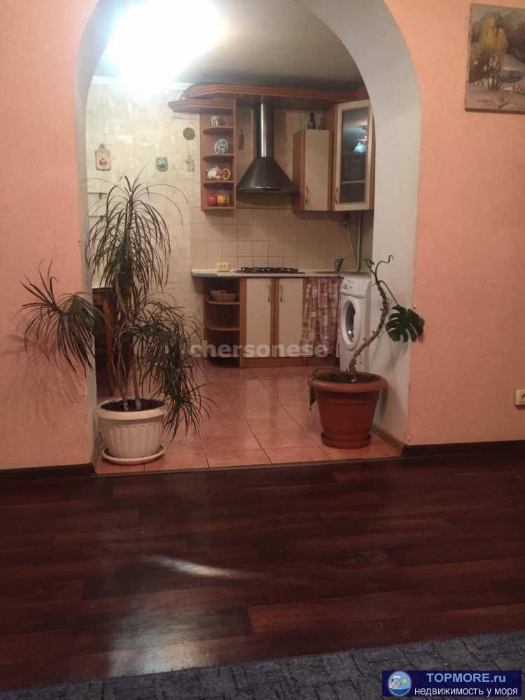 Сдаётся уютная трёхкомнатная квартира в центре Севастополя.   Рядом вся необходимая инфраструктура. Остановка... - 1