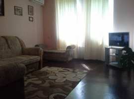 Сдаётся уютная трёхкомнатная квартира в центре Севастополя. 

Рядом...