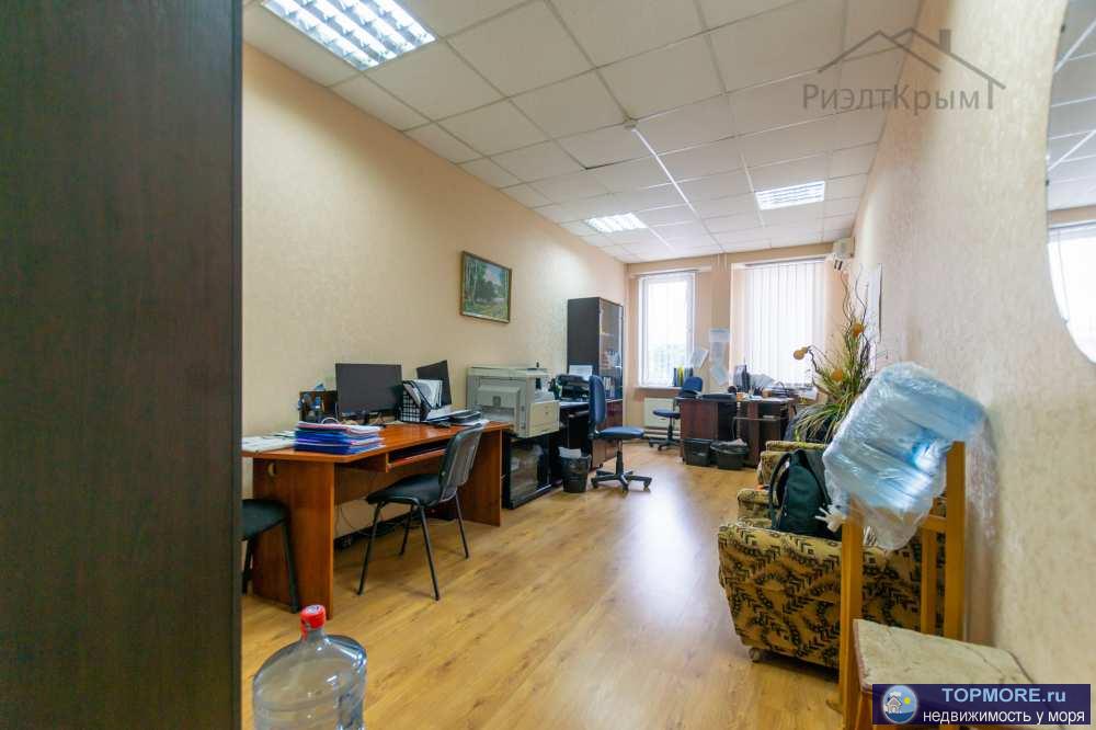 Сдам офисное помещение 22 кв.м. в ТЦ 'Grand Voyage'. 3 этаж,  отдельный кабинет с мебелью и кондиционером.  Центр... - 1