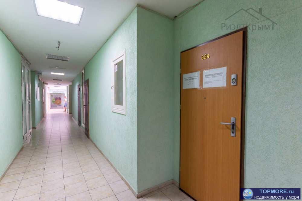 Сдам офисное помещение 22 кв.м. в ТЦ 'Grand Voyage'. 3 этаж,  отдельный кабинет с мебелью и кондиционером.  Центр... - 2