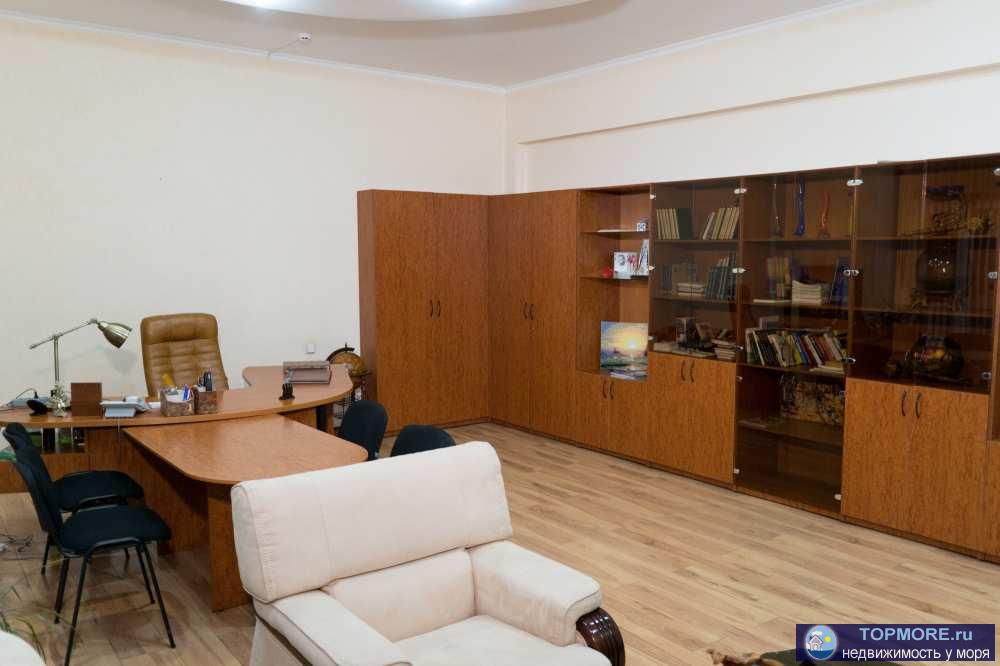 Сдам в аренду просторный,  офис площадью 40 м2 с евро-ремонтом, расположенный на 3 этаже в 4-х этажном офисном центре...