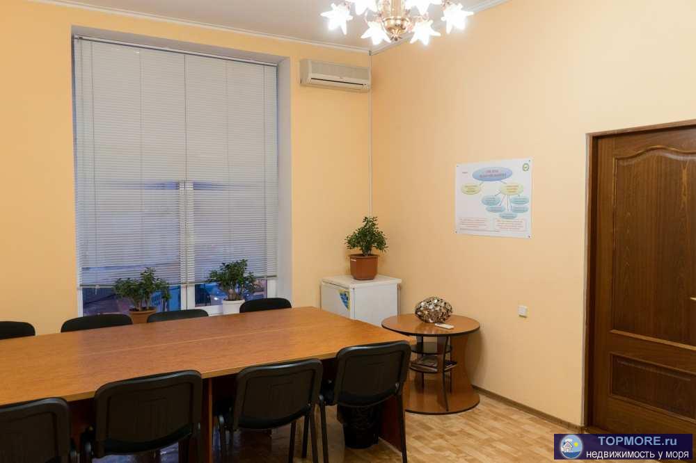 Сдам в аренду просторный,  офис площадью 40 м2 с евро-ремонтом, расположенный на 3 этаже в 4-х этажном офисном центре... - 1