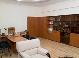 Сдам в аренду просторный,  офис площадью 40 м2 с евро-ремонтом,...