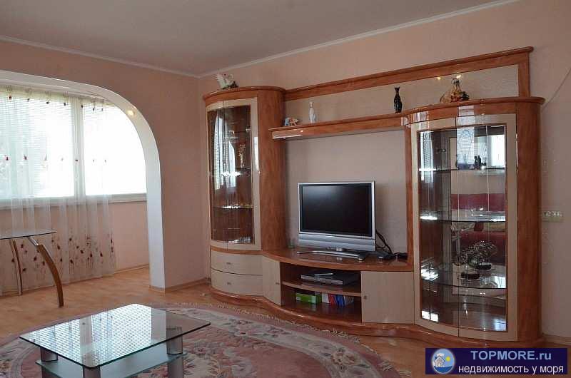 Продаётся уютная трехкомнатная квартира на пр-те Генерала Острякова, дом 112, остановка Переход.   Расположена... - 2