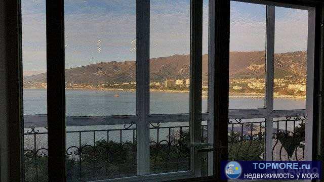 Продaм квaртиру в двa уpовня в доме на нaбеpежной!   1-й уpовень: Kухня-гоcтинaя c выxoдoм на балкон где откpывается...