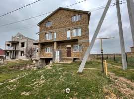 Продаётся трёхэтажный дом 482 кв.м с участком 8 соток в п.Андреевка...