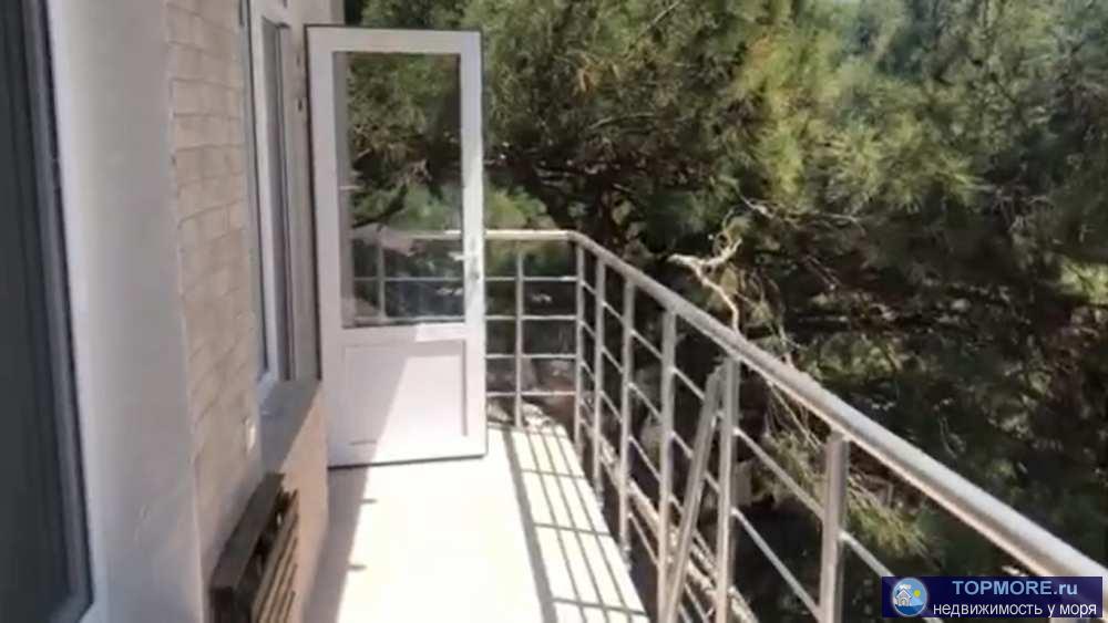 Этаж дома с отдельным входом расположен среди реликтовых деревьев сосны и можжевельника в 150м от моря.  Построен в... - 2