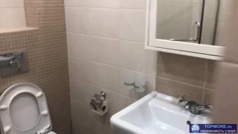 Этаж дома с отдельным входом расположен среди реликтовых деревьев сосны и можжевельника в 150м от моря.  Построен в... - 3