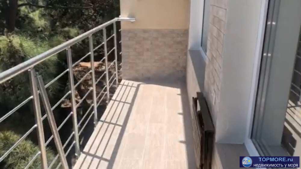 Этаж дома с отдельным входом расположен среди реликтовых деревьев сосны и можжевельника в 150м от моря.  Построен в... - 4