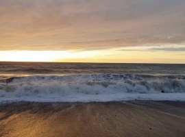 Продаю красивую и светлую студию с ремонтом мебелью и теникой....