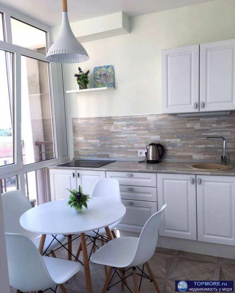 Двухкомнатная квартира с отличным ремонтом. Жилая площадь 50м, кухня 10м. В квартире накопительный бак, гардеробная,...