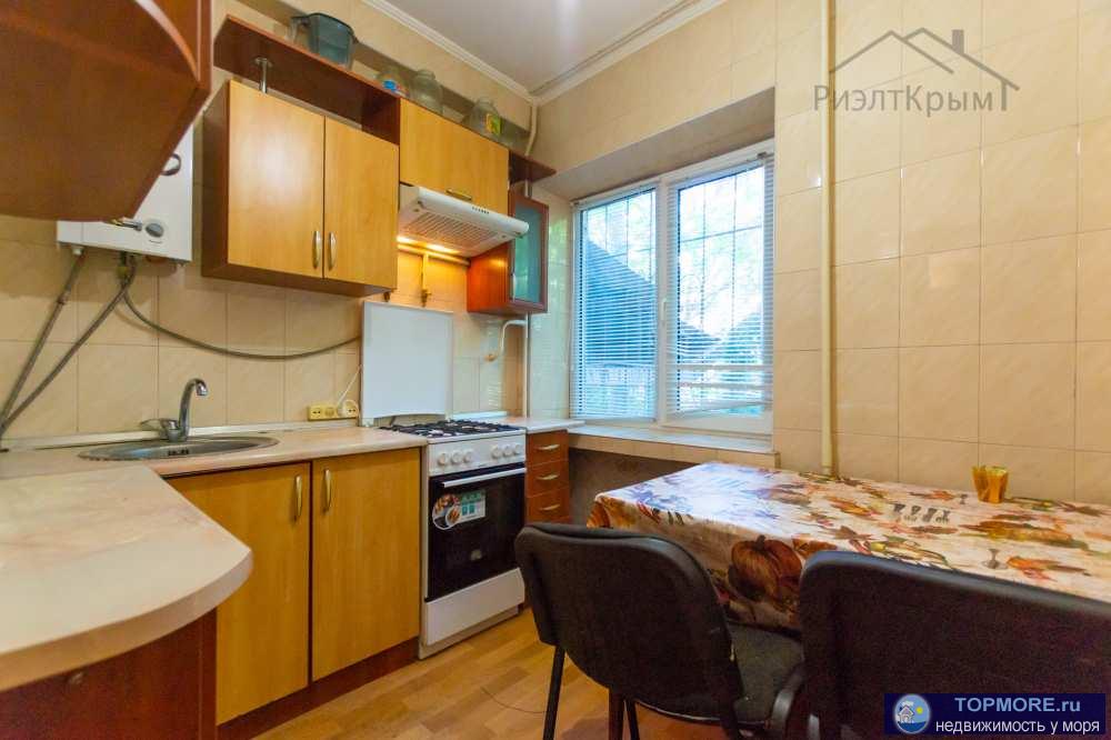 Сдаётся просторная 2-комнатная квартира. Высокий цоколь, уровень 2-го этажа. Раздельный санузел. Большая прихожая....