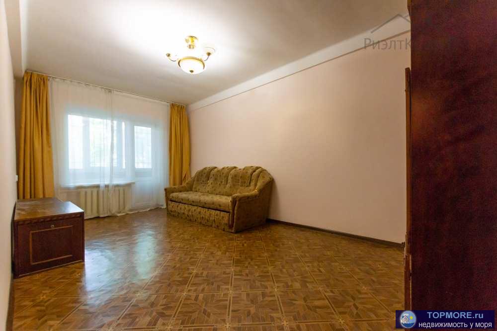 Сдаётся просторная 2-комнатная квартира. Высокий цоколь, уровень 2-го этажа. Раздельный санузел. Большая прихожая.... - 2