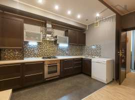 Cдаётся просторная 1-комнатная квартира с дизайнерским ремонтом....