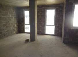 п.Сириус, 2-х комнатная квартира, 3 окна, 1 этаж высокий, паркинг...