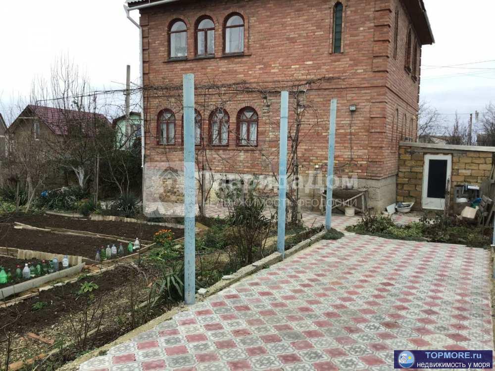 Продам дом 160 кв.м. на участке 4 сотки, район  Очистные, ул. Абрикосовая, г. Феодосия. В квартире 4 комнаты, две...