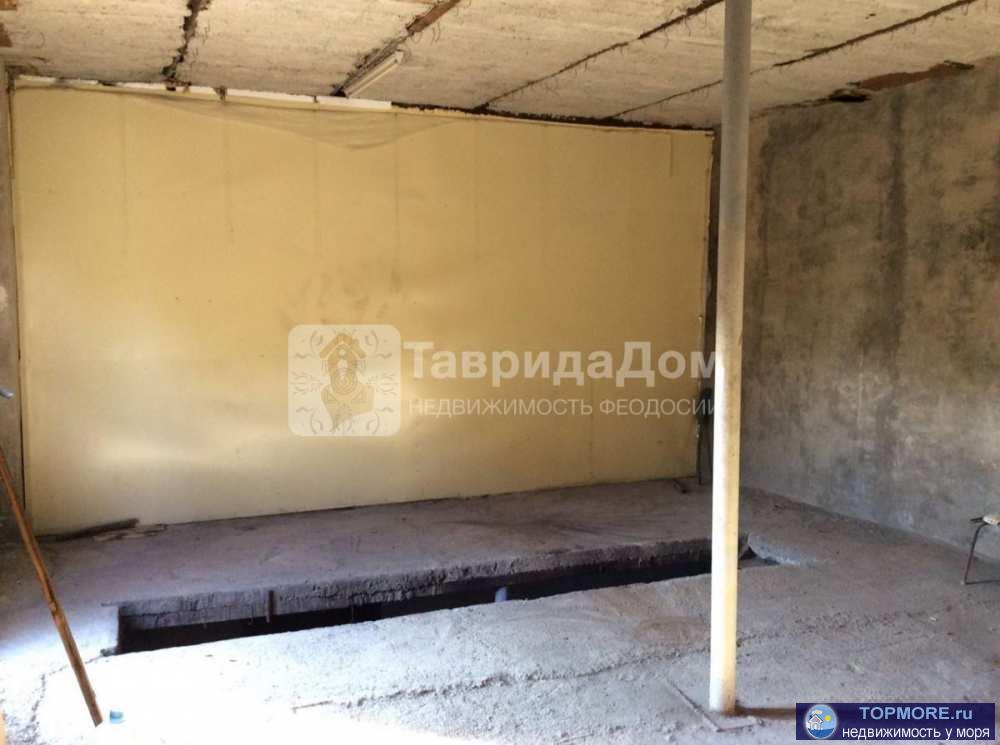 Продам гараж, общая площадь 100 м2 с ямой  и холодильником, р-н Челнокова, Феодосия. В гараж заведен свет, есть... - 1
