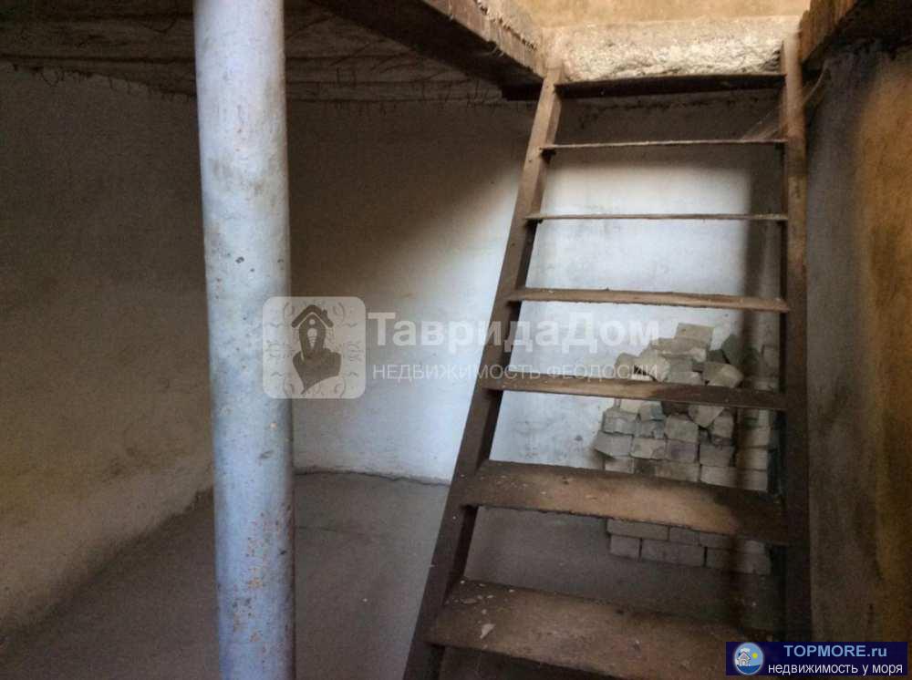 Продам гараж, общая площадь 100 м2 с ямой  и холодильником, р-н Челнокова, Феодосия. В гараж заведен свет, есть... - 2