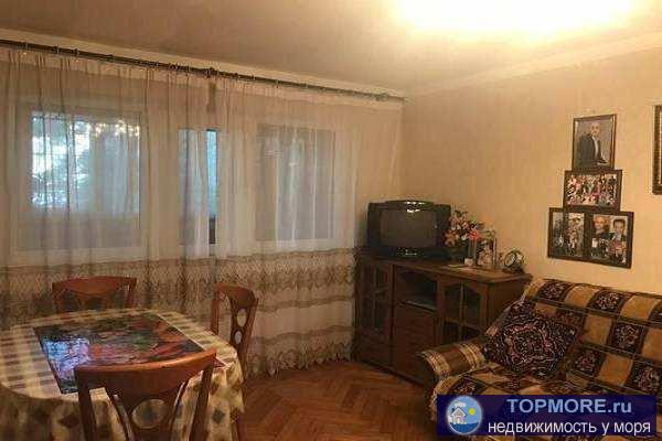 Продаю двух комнатную квартиру разлетайка на 2 этаже 5 этажного дома, площадью 42 + 6 кв.м жилая лоджия.  Мебель,...