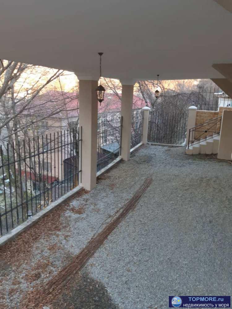 Продаю дом. Ремонт выполнен в классическом стиле из дорогих строительных материалов,частично меблирован. комуникации... - 2