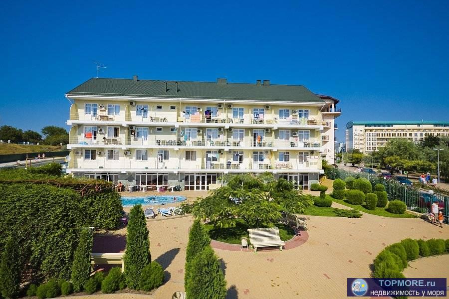 Действующий отель в Витязево. Есть прямой проход к морю- видно по фото (пляж Аквамарина ширина 180 метров, лежаки,... - 1