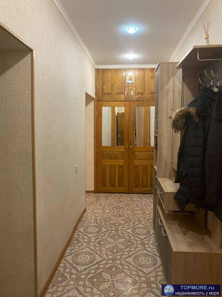 4-комнатная, просторная, благоустроенная квартира в цокольном этаже 5-этажного дома включает в себя 3 изолированные...