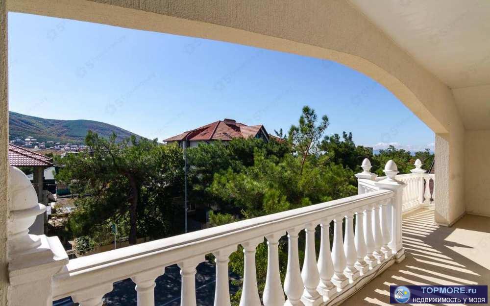 Продается трехэтажный действующий гостевой дом 519 м² на участке 3,3 сотки в центре села Кабардинка.Дом в 2008 года...