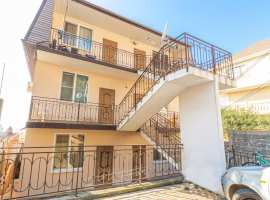 Гостевой дом площадью около 200 кв.м. Включает в себя 6 квартир...