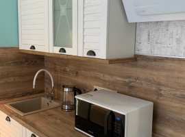 Аппартамент с балконом и панорамным окном полностью мебелирован. АК...