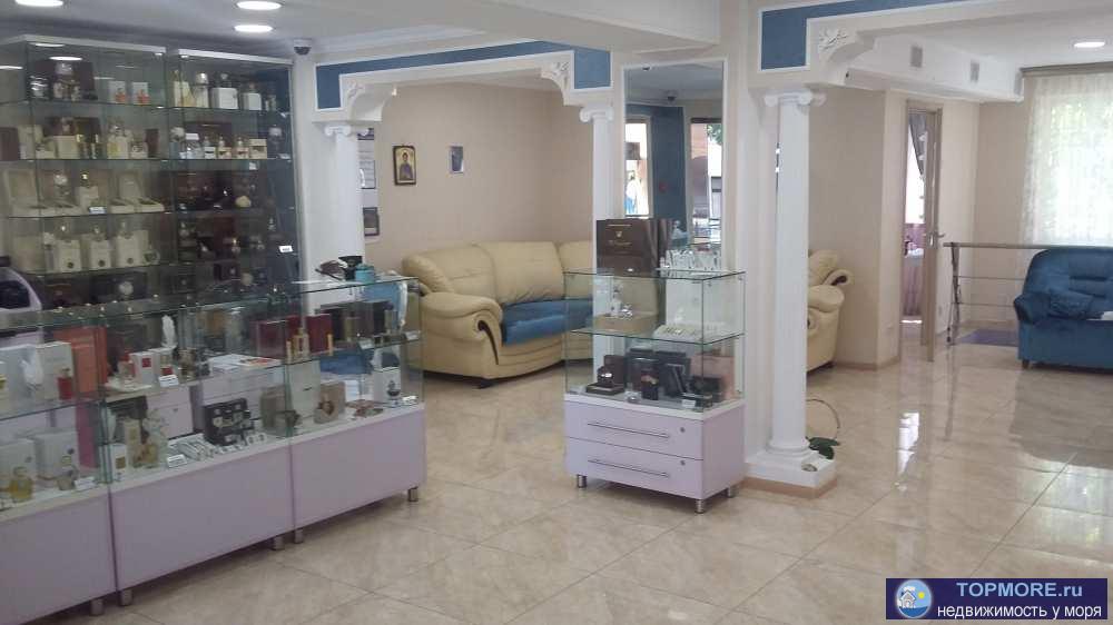 На продажу выставлено коммерческое помещение (магазин) в центре Сочи по улице Воровского. Историческая часть города....