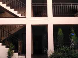 
	 Гостевой дом в самом центре Адлера . 3 этажа плюс мансарда. 27...