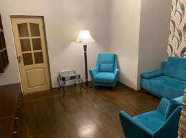 Продаётся двух этажная квартира с двуме разными входами, сталинка!...