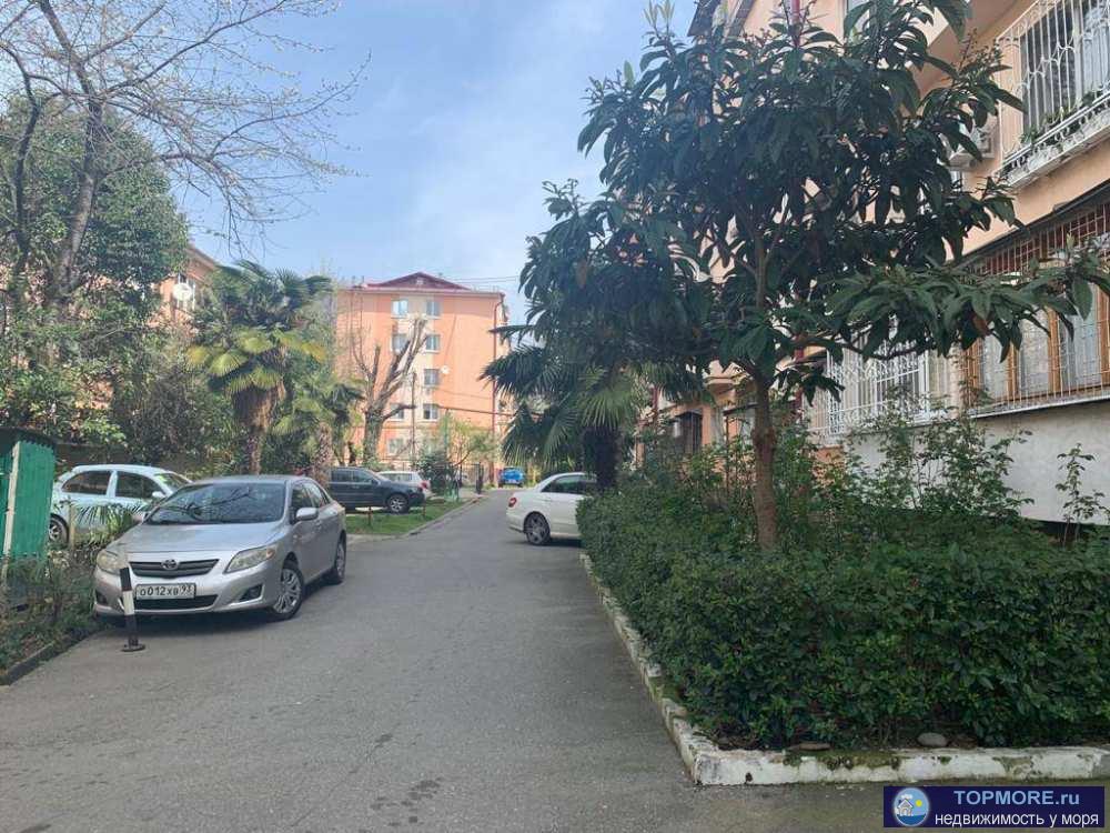 продаю просторную квартиру (старый фонд) на береговой линии реки Сочи и Черного моря! До моря 5 минуты пешком вдоль... - 2