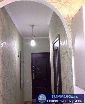 Продается светлая квартира-студия с тремя окнами, 32 м.кв. Окна выходят на  юго-восток.Возможна перепланировка на две... - 1