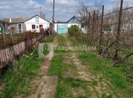 Продам два дома на участке 13 соток, ул. Советская, 
пгт. Ленино,...