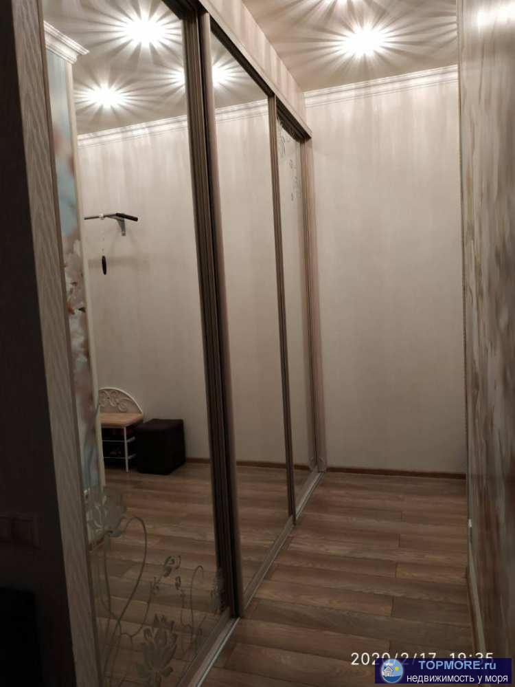 Продается 1 ккв светлая студия с видом на море. 4 больших окна. Хороший ремонт. Шкаф гордеробная. Мебель. Современная...