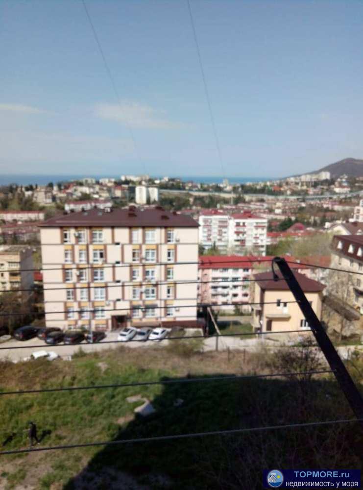 Просторная светлая квартира в развитом районе города.Свежий ремонт,шикарный вид с балкона на море и город.По всем...