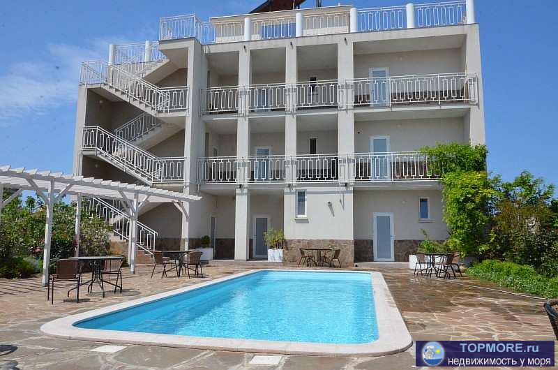 Продается новая, действующая мини-гостиница (гостевой дом) с бассейном на берегу моря в Севастополе.   Гостевой дом...