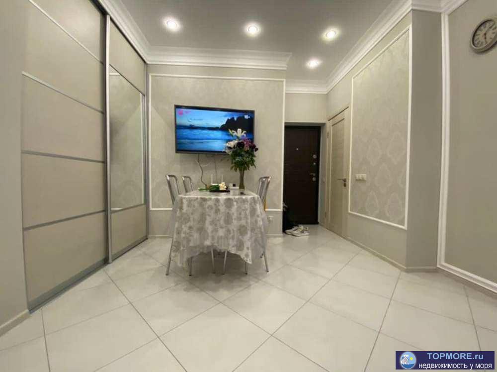 Квартира с шикарным видом на город и море. Краски заката подарят невероятные эмоции. Удобная лакация  5  минут ходьбы...