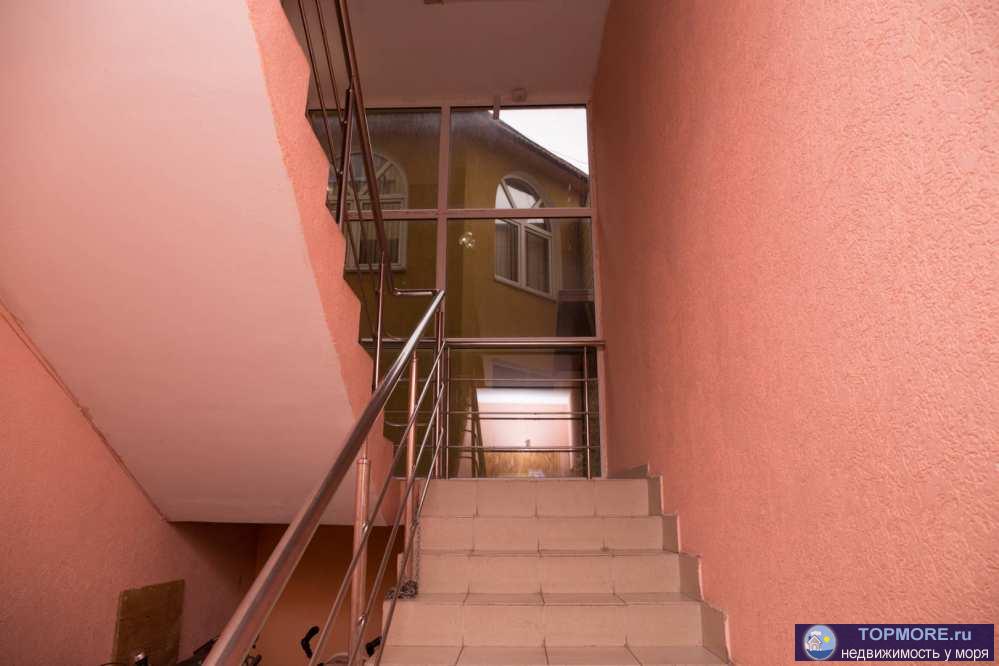 Лот № 148124. Продам 2х комнатную квартиру в центре Адлера.   До моря 560 метров.  Рядом две отличных школы. Детские...