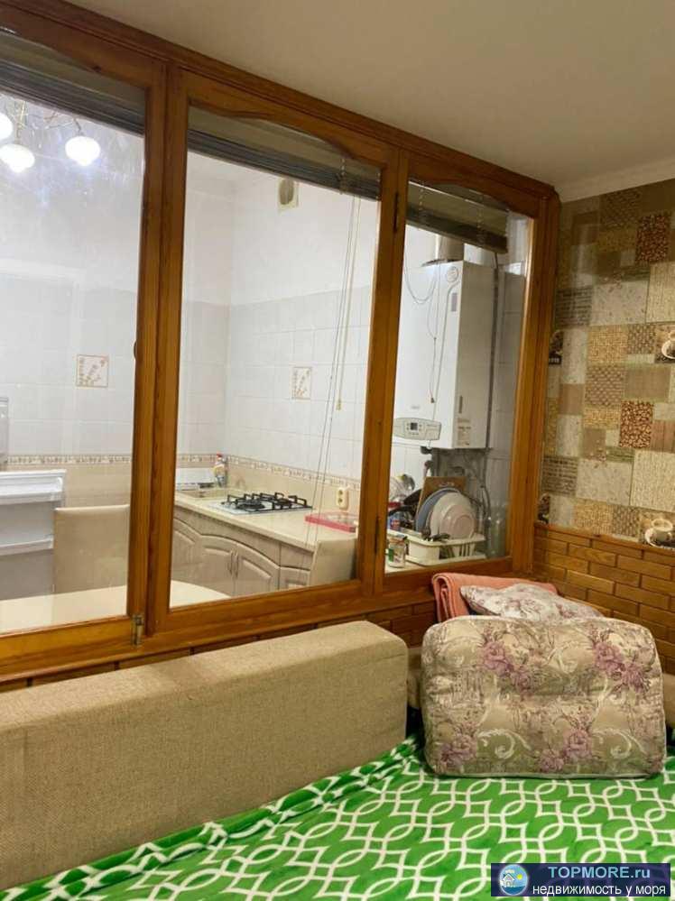 Лот № 148393. Продаю в таунхаусе 3-х уровневую двухкомнатную квартиру в самом центре города Сочи  На первом этаже...