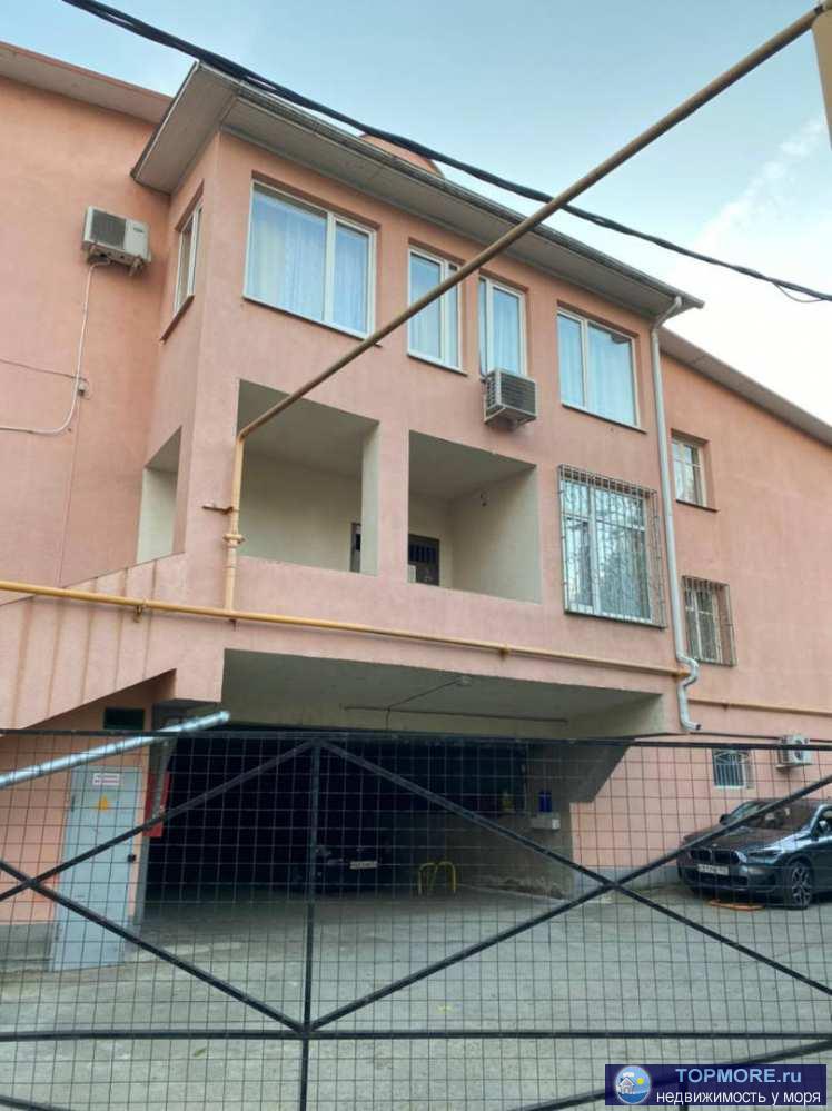 Лот № 148393. Продаю в таунхаусе 3-х уровневую двухкомнатную квартиру в самом центре города Сочи  На первом этаже... - 1